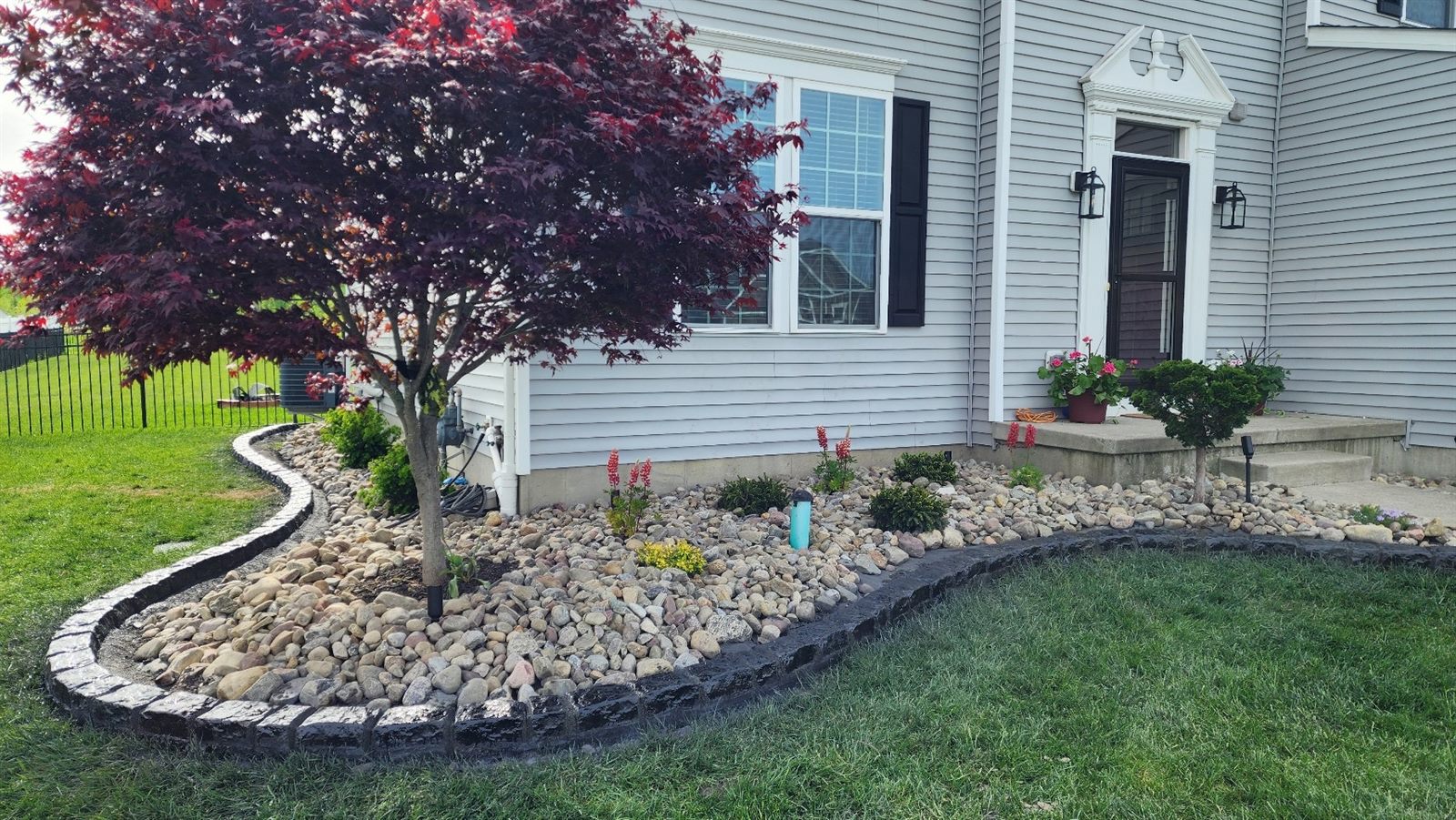 Decorative curbing around a river-rock bed